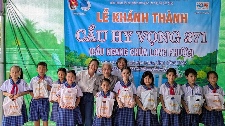 Trao tặng quà cho học sinh nhân dịp khánh thành cầu Hy Vọng 371. ndo_tl_cauhl2.jpg