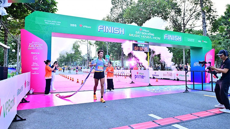 Vận động viên nam bứt phá về đích. marathon2.jpg