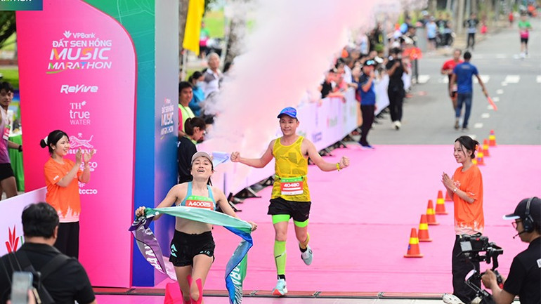 Các vận động viên nỗ lực về đích. marathon3.jpg