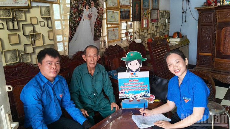 Đoàn viên, thanh niên tình nguyện xã Thường Phước đến tận nhà người dân hỗ trợ thực hiện thủ tục hưởng trợ cấp hưu trí. ndo_br_thuongphuoc.jpg