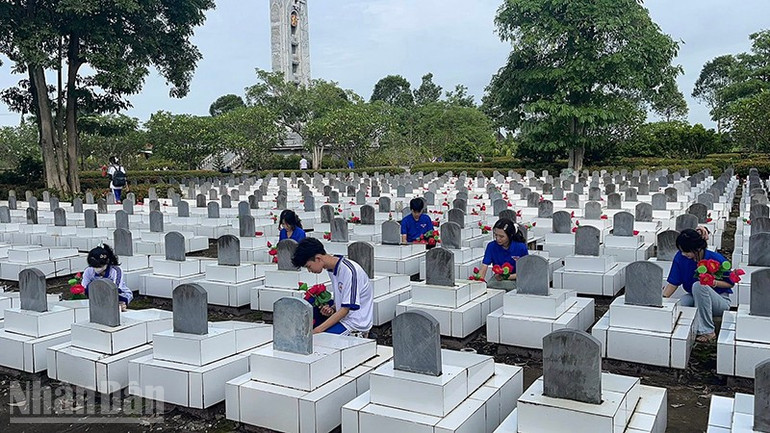 Đoàn viên, thanh niên phường Thanh Hòa ra quân dọn dẹp vệ sinh, cắm hoa tại các phần mộ Nghĩa trang Liệt sĩ Cai Lậy. ndo_bl_phuongthanhhoa.jpg