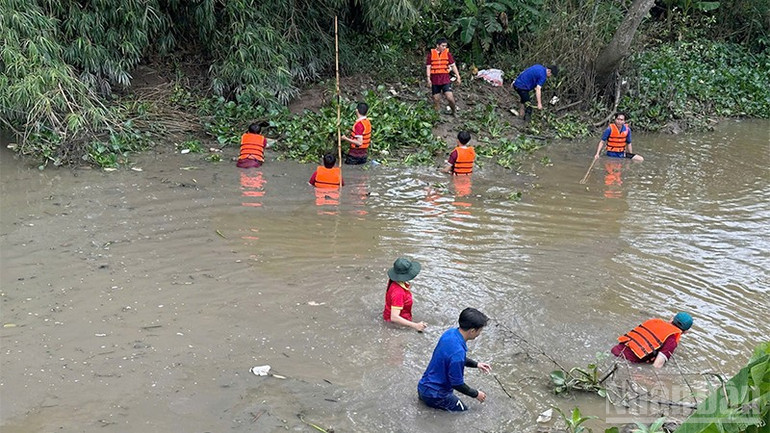 Xã đoàn Lấp Vò dọn kênh làm sạch dòng sông. ndo_br_lapvo-1.jpg
