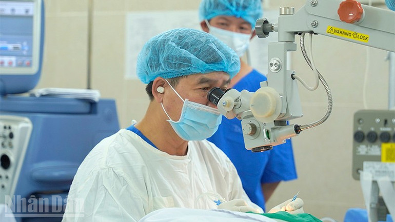 Phẫu thuật mắt miễn phí cho người dân. Phẫu thuật mắt miễn phí cho người dân.
