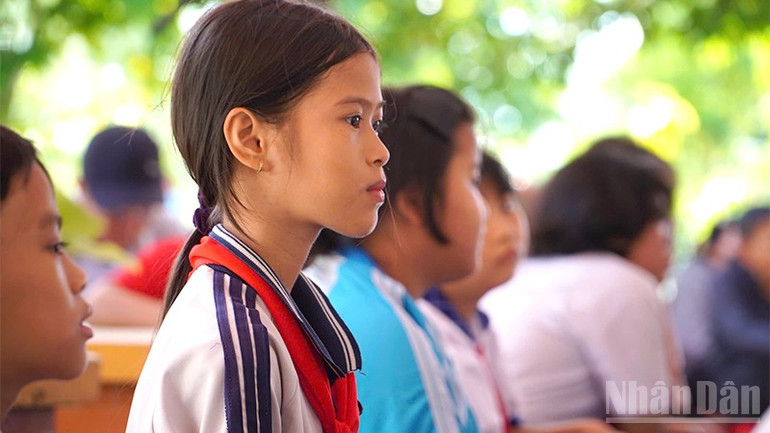 Học sinh vùng biên giới tại buổi lễ chờ nhận học bổng. ndo_br_traohb2.jpg