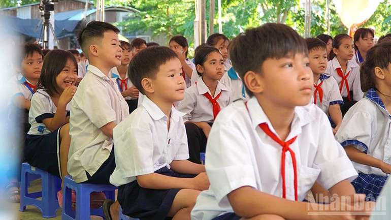 Học sinh vùng biên giới tại buổi lễ chờ nhận học bổng. ndo_br_traohb1.jpg