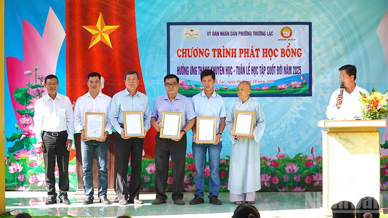 Ủy ban nhân dân phường Thường Lạc trao thư cảm ơn đến các nhà tài trợ. ndo_br_trao1.jpg