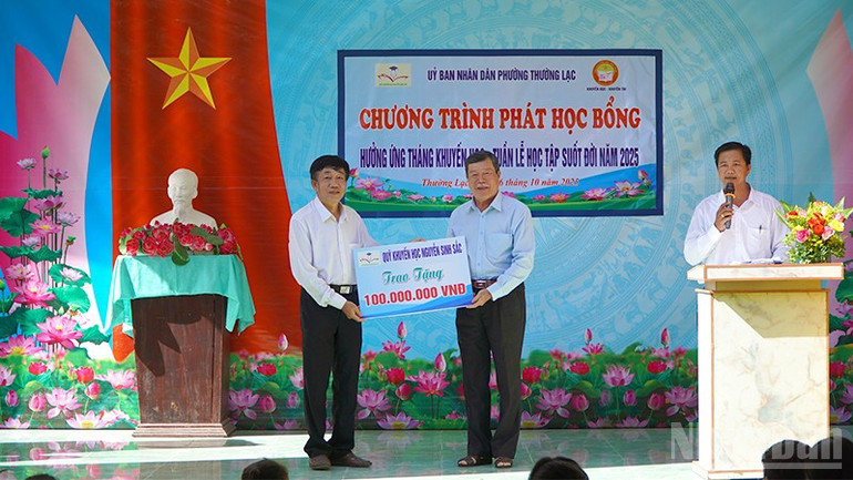 Đại diện Quỹ Khuyến học Nguyễn Sinh Sắc trao tặng 100 triệu đồng tại chương trình. ndo_br_traohb10.jpg