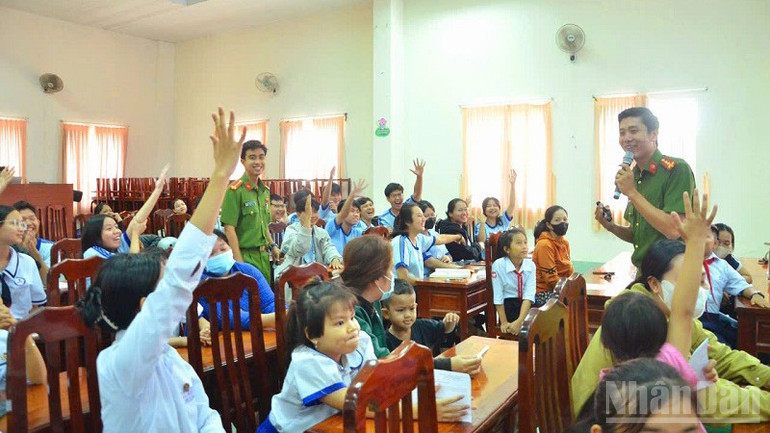 Đông đảo học sinh tham gia trả lời kiến thức về an toàn giao thông và phòng, chống tội phạm lừa đảo chiếm đoạt tài sản trên không gian mạng. ndo_br_pl.jpg