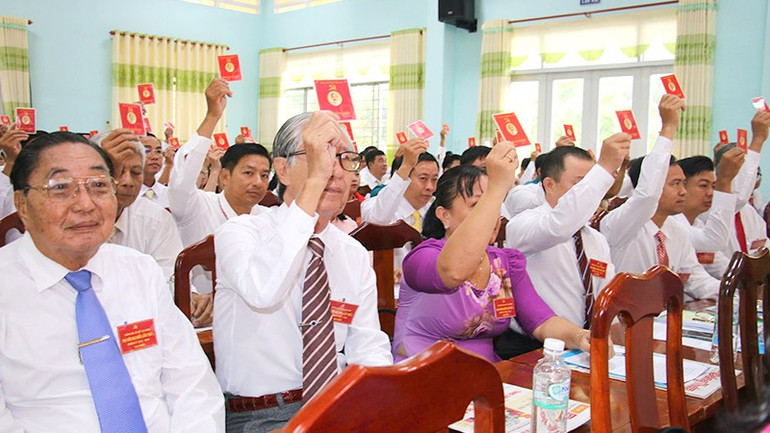 Đại biểu Đảng bộ xã Mỹ An Hưng biểu quyết thông qua các chỉ tiêu của nhiệm kỳ 2025-2030. mah1.jpg