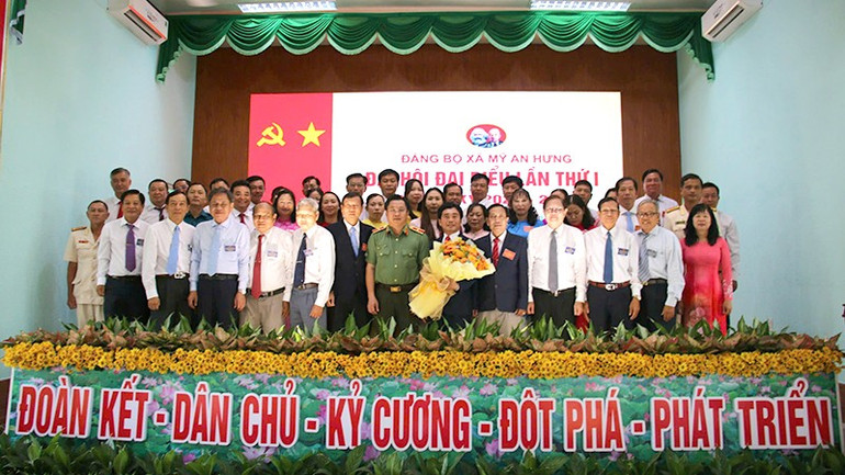 Lãnh đạo tỉnh, đại biểu, khách mời tại buổi ra mắt Đại hội của Ban Chấp hành Đảng bộ xã Mỹ An Hưng. mah3.jpg