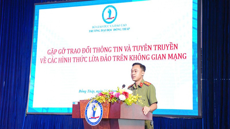 Cán bộ Phòng An ninh mạng - Công an tỉnh Đồng Tháp tổ chức buổi gặp gỡ, trao đổi thông tin và tuyên truyền về các hình thức lừa đảo trên không gian mạng. (Ảnh: H. PHONG) anm.jpg