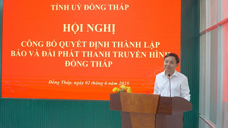 Đồng chí Phan Văn Thắng, Phó Bí thư Thường trực Tỉnh ủy, Chủ tịch Hội đồng nhân dân tỉnh Đồng Tháp phát biểu tại hội nghị. (Ảnh: HỮU NGHĨA) hopnhat-dt4.jpg
