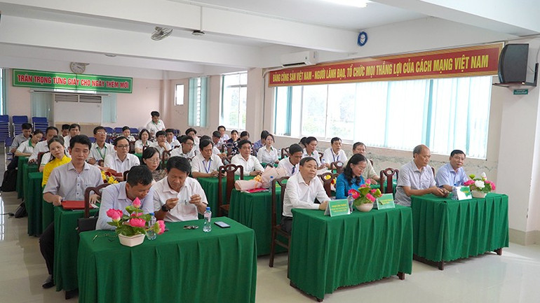 Quang cảnh Hội nghị công bố quyết định thành lập Báo và Đài phát thanh Truyền hình Đồng Tháp. (Ảnh: HỮU NGHĨA) hopnhat-dt2.jpg