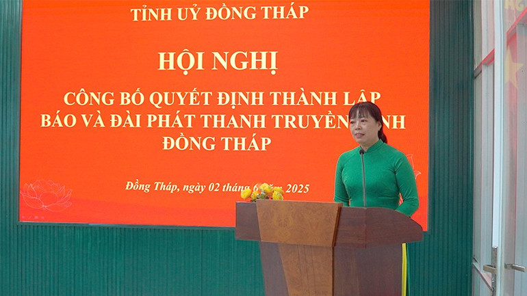 Tổng Biên tập Báo và Đài Phát thanh Truyền hình Đồng Tháp Ngô Thị Ngọc Hạnh phát biểu tại hội nghị. (Ảnh: HỮU NGHĨA) hopnhat-dt3.jpg