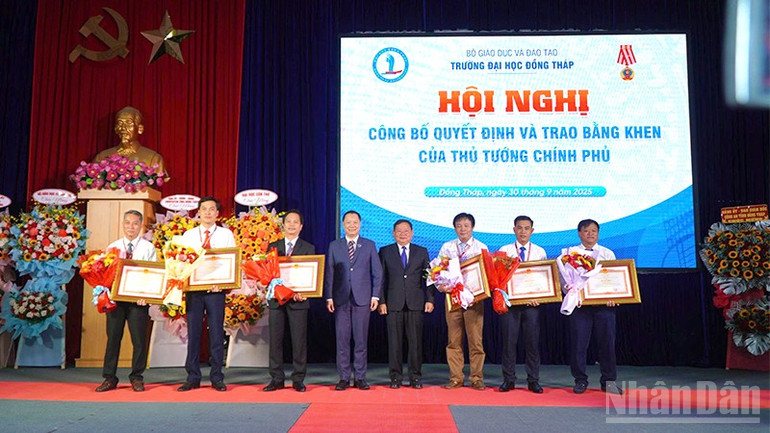 បុគ្គលចំនួន៧រូប នៃសាកលវិទ្យាល័យដុងថាប មានកិត្តិយសក្នុងការទទួលបានវិញ្ញាបនបត្រនៃបុណ្យកុសលពីនាយករដ្ឋមន្ត្រី។ ndo_br_dhdt1.jpg