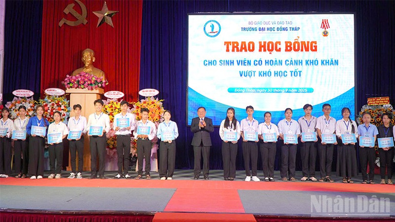 សាកលវិទ្យាល័យ Dong Thap ផ្តល់អាហារូបករណ៍ដល់និស្សិតក្នុងស្ថានភាពលំបាក ជាមួយនឹងសមិទ្ធផលសិក្សាល្អ។ ndo_br_dhdt2.jpg