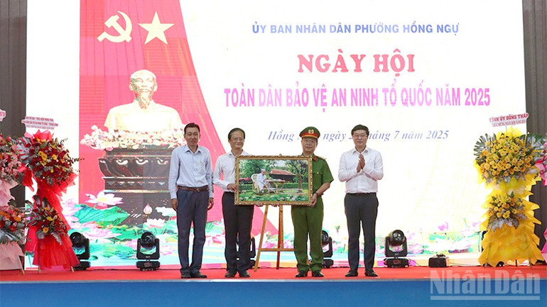 Ủy viên Trung ương Đảng, Bí thư Tỉnh ủy, Trưởng đoàn đại biểu Quốc hội tỉnh Đồng Tháp Lê Quốc Phong trao quà lưu niệm tặng phường Hồng Ngự. ndo_br_antq5.jpg
