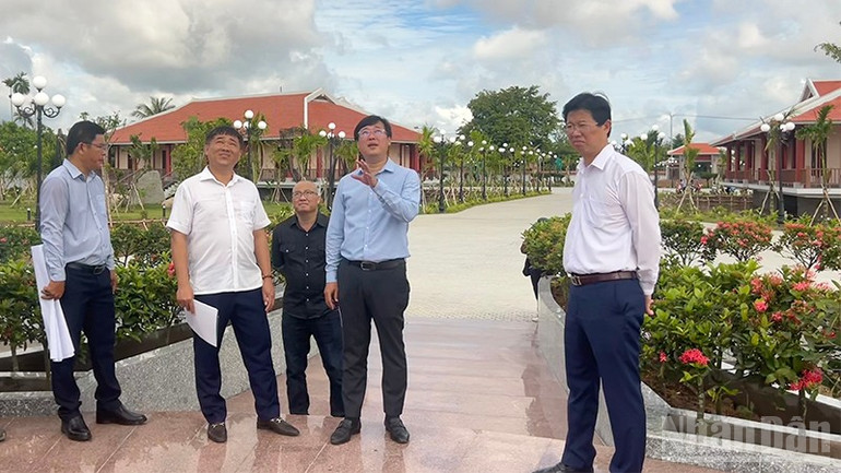 Bí thư Tỉnh ủy Đồng Tháp Lê Quốc Phong (thứ 2 từ phải qua), kiểm tra công trình Khu lưu niệm Chi bộ An Nam Cộng sản Đảng. ndo_br_bithu-dt2.jpg