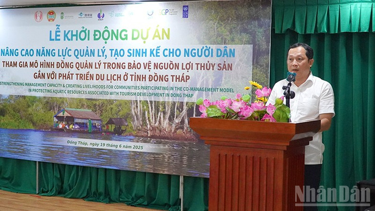 Chủ tịch Hội Nông dân tỉnh Đồng Tháp Lý Văn Giàu phát biểu tại lễ ký kết. (Ảnh: HỮU NGHĨA) ndo_br_mohinh1.jpg