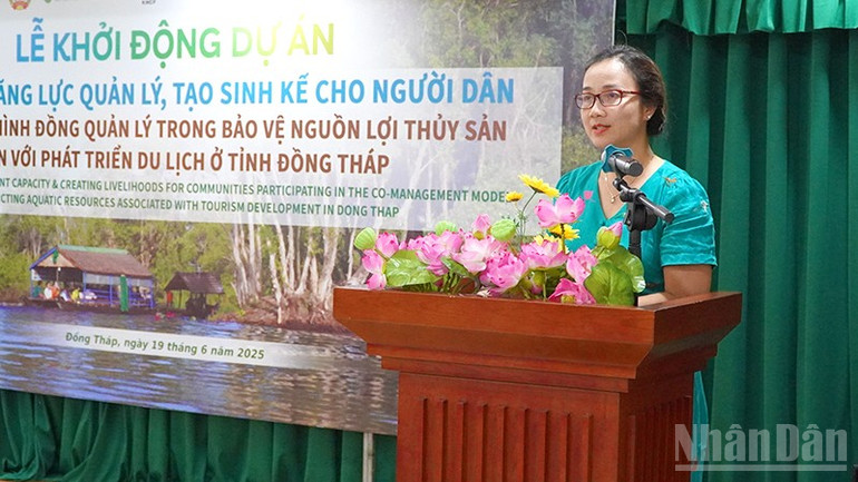 Bà Nguyễn Thị Thu Huyền, Điều phối viên quốc gia, Chương trình tài trợ các dự án nhỏ của Quỹ Môi trường toàn cầu phát biểu. (Ảnh: HỮU NGHĨA) ndo_br_mohinh2.jpg