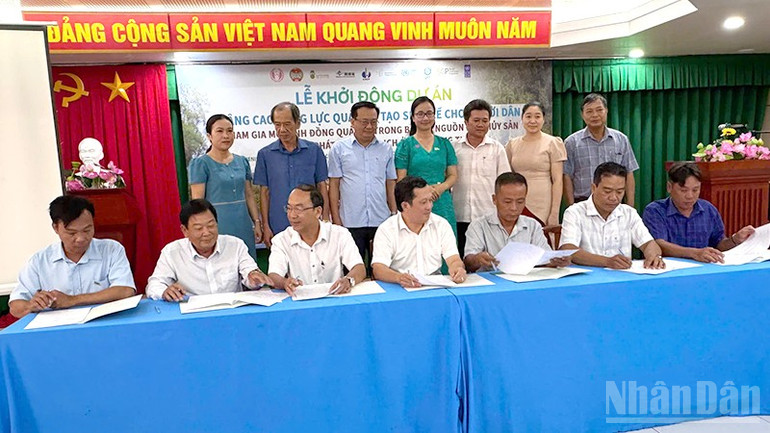 Lễ ký kết Bản ghi nhớ phối hợp thực hiện dự án. (Ảnh: HỮU NGHĨA) ndo_br_mohinh4.jpg