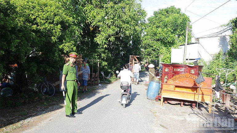 Lực lượng chức năng bảo đảm an ninh trật tự và hỗ trợ di dời tài sản các gia đình khu vực bị sạt lở đến nơi an toàn. ndo_br_satlo1.jpg