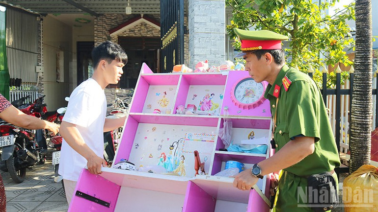 Lực lượng chức năng hỗ trợ di dời tài sản các gia đình khu vực bị sạt lở đến nơi an toàn. ndo_br_satlo4.jpg