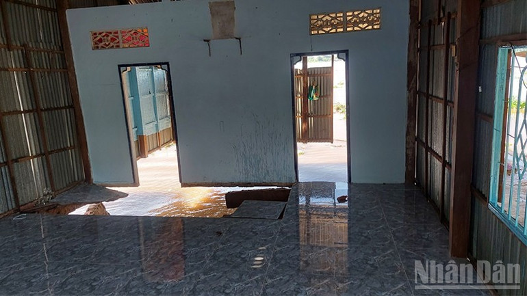 Nhà bị ảnh hưởng do sạt lở. ndo_br_satlo9.jpg