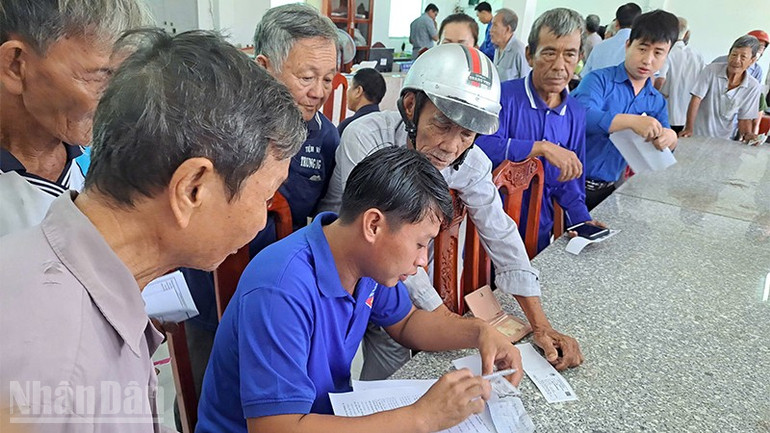 Các đội hình tình nguyện của Đoàn Thanh niên xã Tân Long hỗ trợ vận hành mô hình chính quyền địa phương 2 cấp. ndo_bl_mhx2.jpg