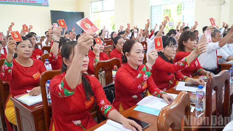 Đại biểu Đảng bộ xã Mỹ Quí biểu quyết thông qua các chỉ tiêu của nhiệm kỳ 2025-2030. ndo_br_myquy.jpg