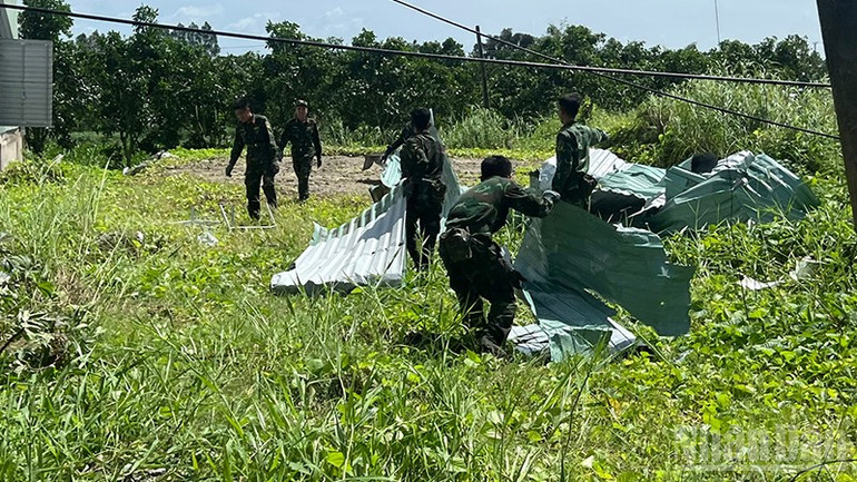 Lực lượng quân đội giúp dân khắc phục hậu quả dông lốc tại phường Mỹ Ngãi. ndo_br_dongloc10.jpg