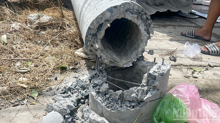 Nhiều trụ điện bị ngã đổ tại xã Ba Sao và phường Mỹ Ngãi, tỉnh Đồng Tháp. ndo_br_dongloc-dt3.jpg