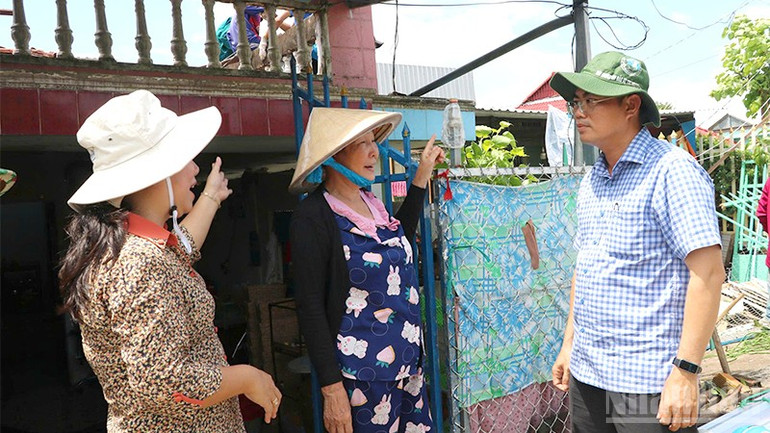 Phó Giám đốc Sở Nông nghiệp và Môi trường tỉnh Đồng Tháp Nguyễn Đức Thịnh thăm hỏi, động viên người dân có nhà bị ảnh hưởng dông lốc. ndo_br_dt2.jpg