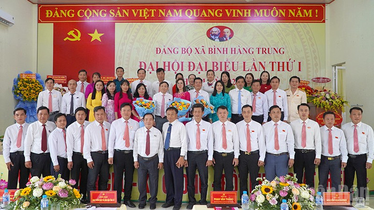 Lãnh đạo tỉnh, đại biểu, khách mời tại buổi ra mắt Đại hội của Ban Chấp hành Đảng bộ xã Bình Hàng Trung. ndo_br_daihoi2.jpg
