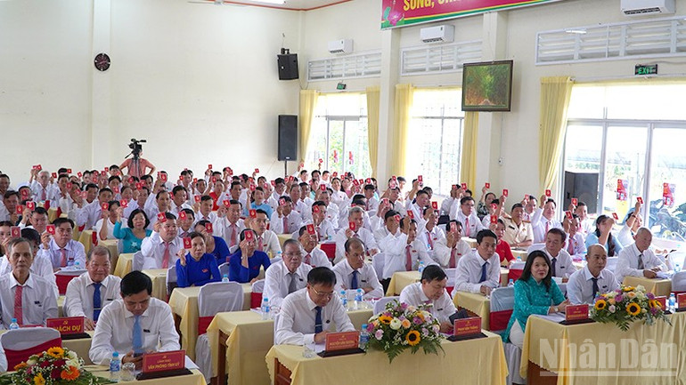 Đại biểu Đảng bộ xã Bình Hàng Trung biểu quyết thông qua các chỉ tiêu của nhiệm kỳ 2025-2030. ndo_br_daihoi3.jpg