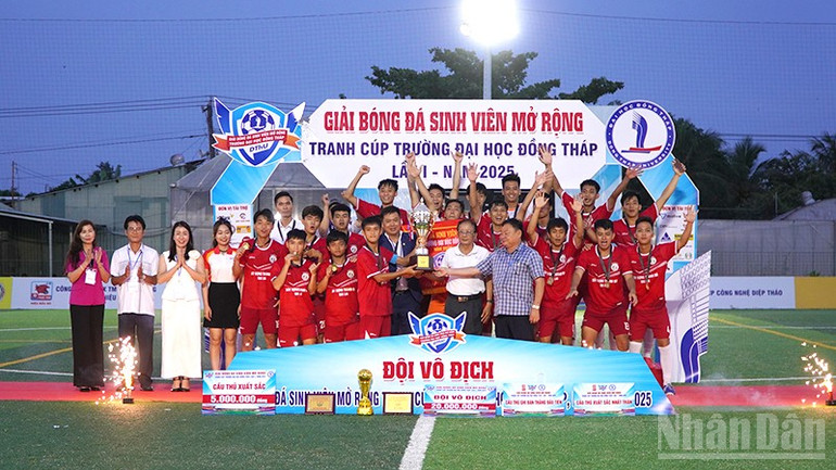 Đội Trường đại học sư phạm Thể dục thể thao Thành phố Hồ Chí Minh giành cúp vô địch. ndo_br_bddt3.jpg