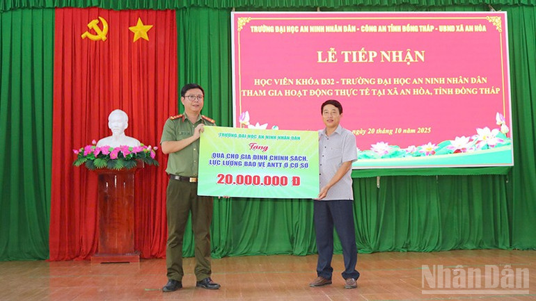 Tặng quà các gia đình chính sách, lực lượng bảo vệ an ninh trật tự ở cơ sở. ndo_br_annd2.jpg