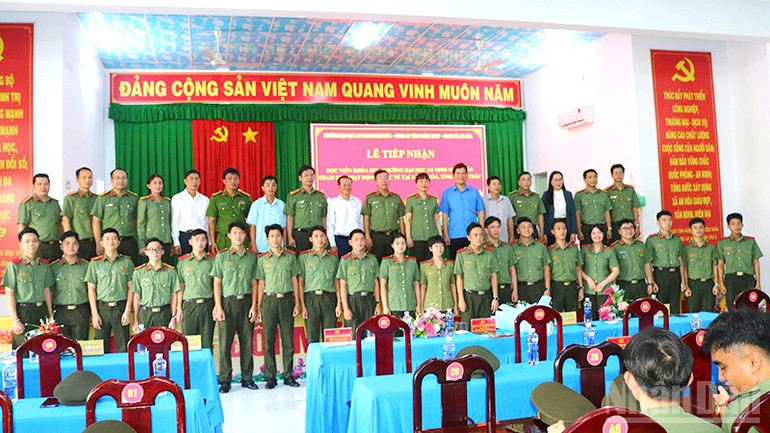 Lãnh đạo Công an tỉnh Đồng Tháp, Trường đại học An ninh nhân dân, chính quyền địa phương và học viên tại buổi lễ tiếp nhận học viên khóa D32 tham gia hoạt động thực tế. ndo_br_annd3.jpg