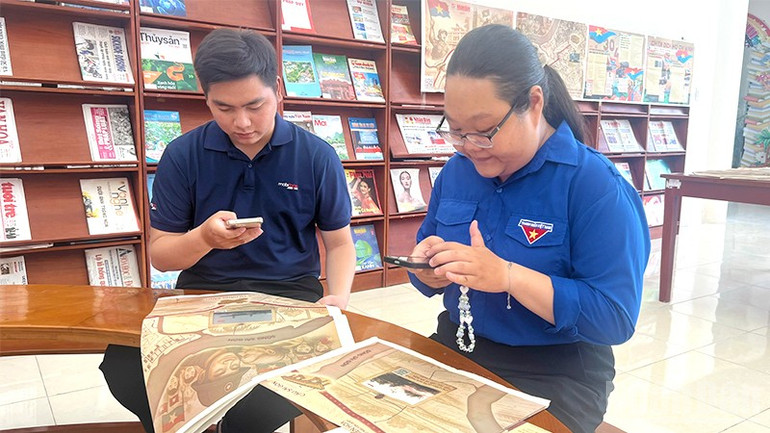 Trải nghiệm kiến thức lịch sử từ phụ san của Báo Nhân Dân tại Thư viện tỉnh Đồng Tháp. ndo_br_docsach-thuvien7.jpg