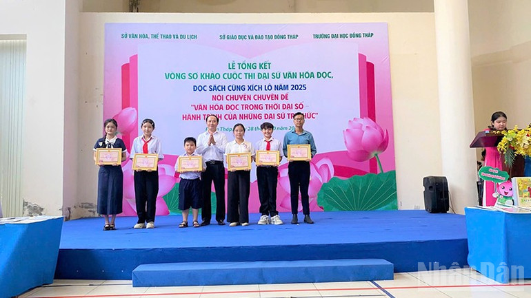 Giám đốc Thư viện tỉnh Đồng Tháp Đặng Nhật Quang trao giấy chứng nhận cho các thí sinh đạt giải Nhất vòng sơ khảo Cuộc thi Đại sứ văn hóa đọc năm 2025. ndo_br_docsachthuvien4.jpg