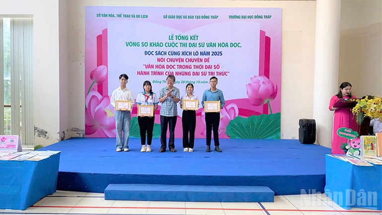 Chủ tịch Hội Khoa học lịch sử tỉnh Đồng Tháp Lê Minh Trung trao giấy chứng nhận cho thí sinh đạt giải tại Cuộc thi Đọc sách cùng Xích Lô. ndo_br_docsachthuvien5.jpg
