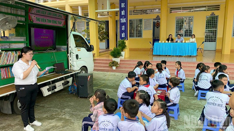 Quang cảnh buổi hoạt động xe Thư viện lưu động tại Trường tiểu học Nguyễn Huệ. ndo_br_docsachthuvien3.jpg