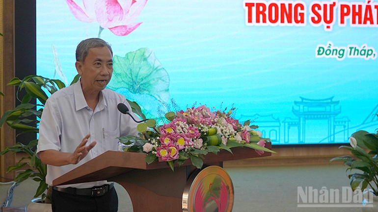 Nhà báo Nguyễn Văn Trí, Trưởng Cơ quan đại diện Thông tấn xã Việt Nam tại Đồng Tháp trình bày tham luận. (Ảnh: HỮU NGHĨA) ndo_br_toadam3.jpg