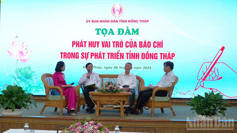 Diễn giả trình bày tại buổi Tọa đàm. (Ảnh: HỮU NGHĨA) ndo_br_toadam1.jpg