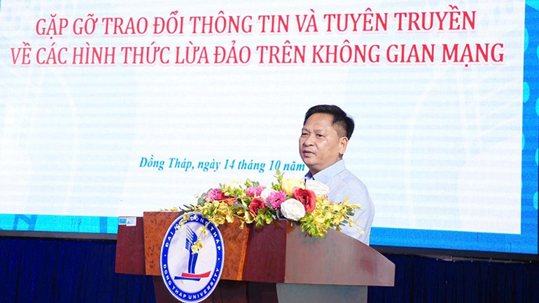 Lãnh đạo Trường đại học Đồng Tháp chia sẻ tại chương trình gặp gỡ giữa sinh viên, tuyên truyền về phòng, chống tội phạm và các hình thức lừa đảo trên không gian mạng. (Ảnh: H. PHONG) ldtdt.jpg