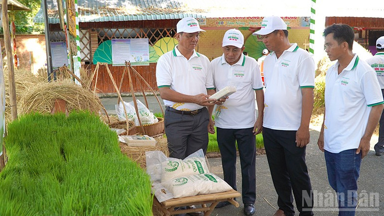 Đại biểu tham quan một góc của không gian tuyên truyền đề án phát triển 1 triệu ha lúa chất lượng cao phát thải thấp, kết hợp với các mô hình nông nghiệp sinh thái và tuần hoàn. (Ảnh: HỮU NGHĨA) ndo_br_moitruong2.jpg