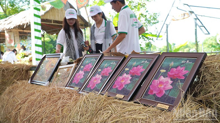 Trưng bày và biểu diễn các sản phẩm từ rơm. (Ảnh: HỮU NGHĨA) ndo_br_moitruong3.jpg