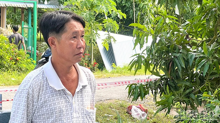 Ông Nguyễn Ngọc Năm nhìn lại căn nhà của mình mà con dâu và cháu của ông chỉ được ở vỏn vẹn 2 ngày sau khi mừng nhà mới. ndo_br_slcl1.jpg