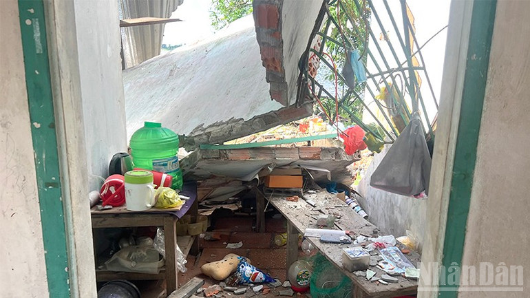 Căn nhà của gia đình anh Lương Hoài Nam sau sạt lở. ndo_br_slcl7.jpg