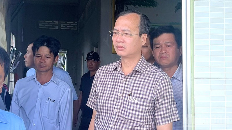 Chủ tịch Ủy ban nhân dân tỉnh Đồng Tháp Trần Trí Quang đứng bên trong nhà hộ dân gần khu vực sạt lở để khảo sát sạt lở tại khóm Tân Tịch. ndo_br_slcl4.jpg